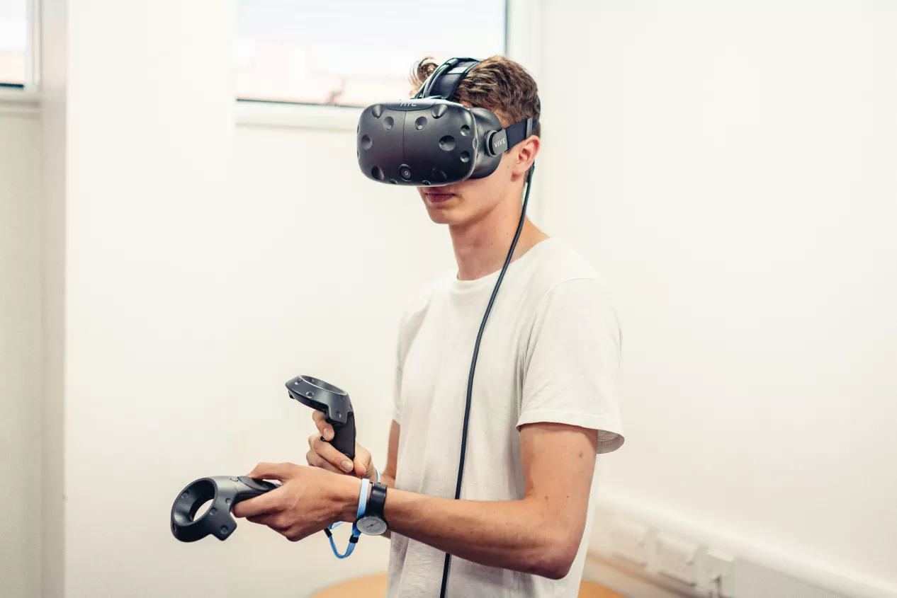 Psychology Student using a Virtual Reality headset